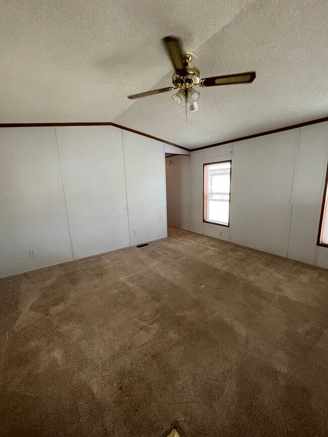 Foto del edificio - 3 Bedroom Mobile Home with Carport in Billings Heights