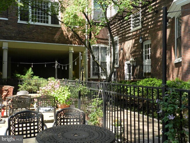 Building Photo - 1008 Spruce St
