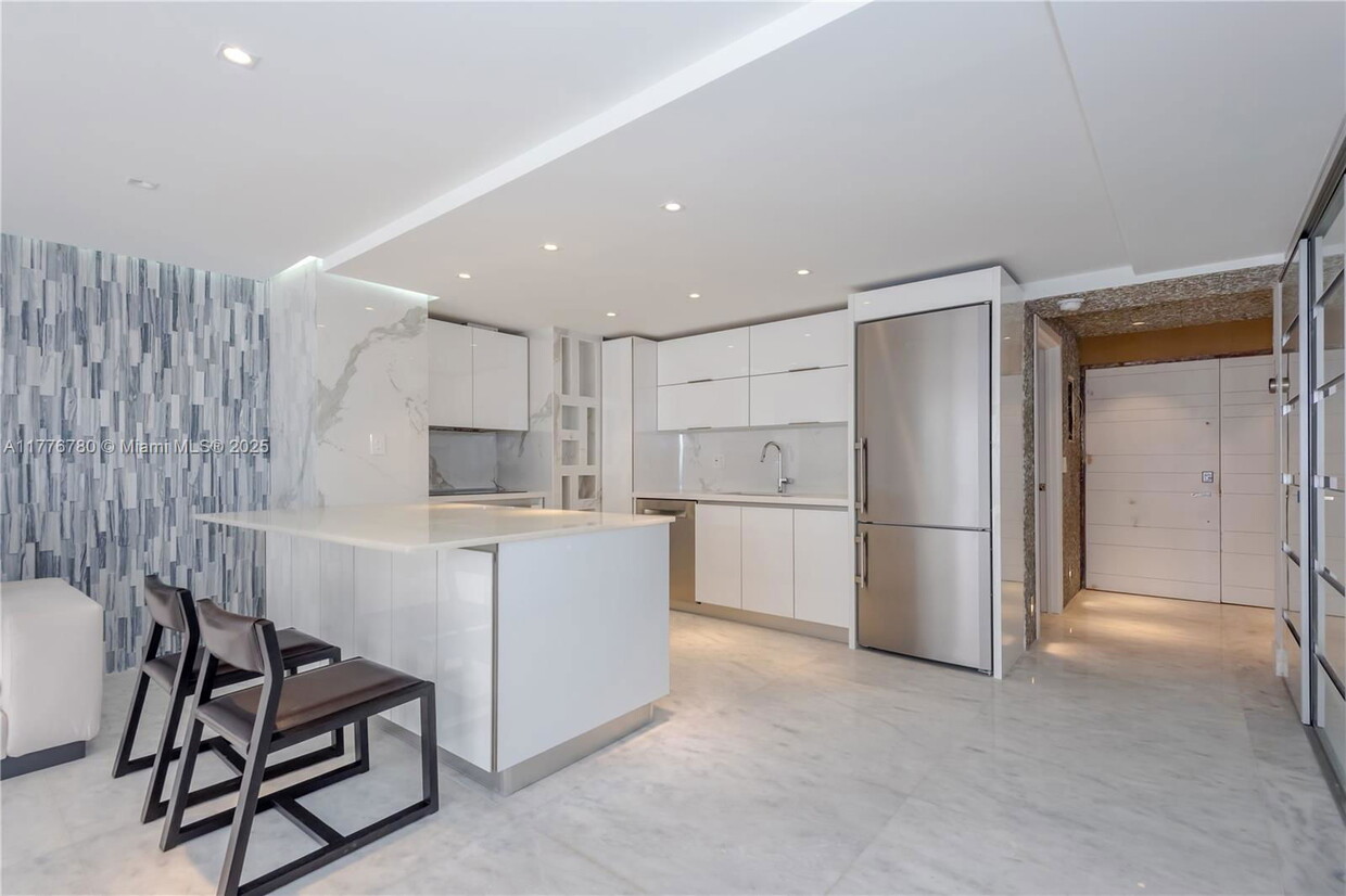 Foto principal - 6423 Collins Ave