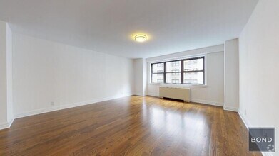 Building Photo - 400 E 89th St