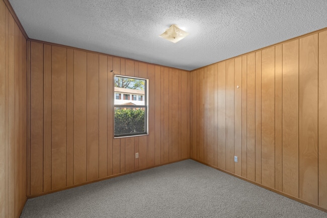 Building Photo - 107 Ravenwood Dr