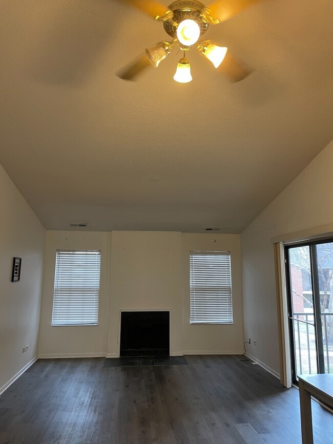 Building Photo - 2048 N Rand Rd