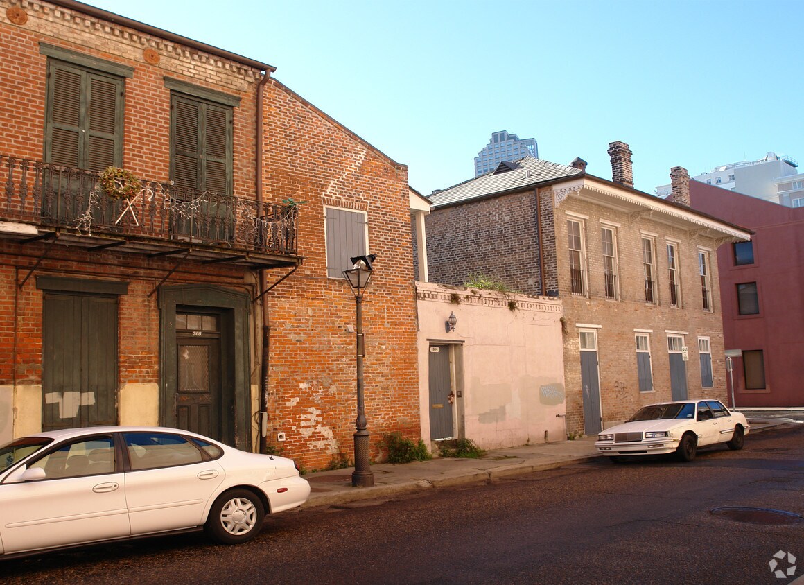Building Photo - 304 Burgundy St