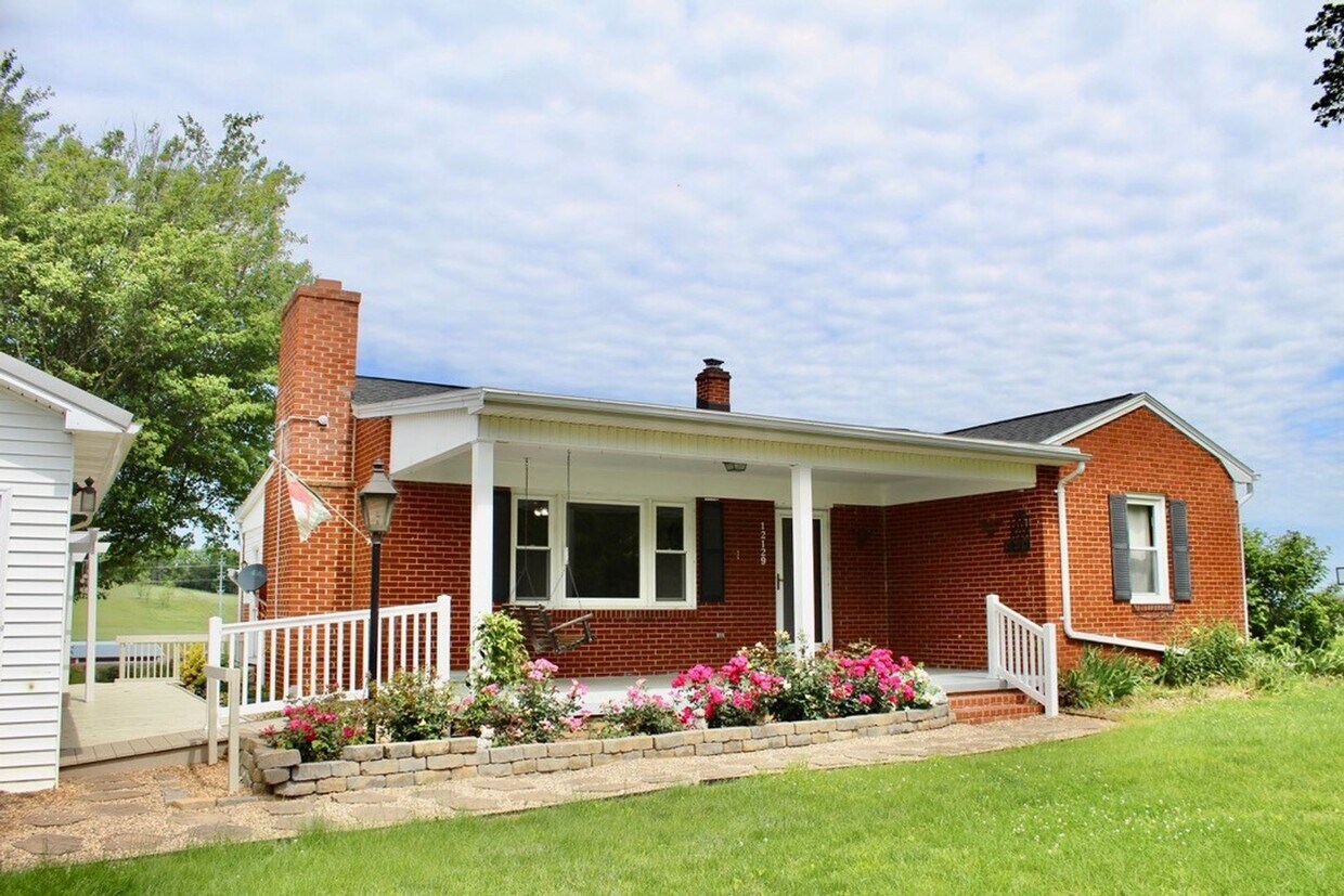 Primary Photo - Great home in the country with beautiful v...