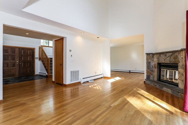 Building Photo - 2 Ichabod Ln