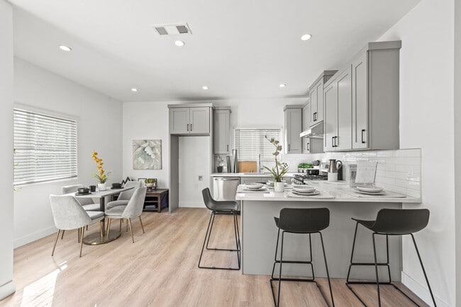 Foto del edificio - Showing Times: Every Wednesday 2:30PM - 3:30PM  & Every Saturdays 3:00PM - 4:00PM