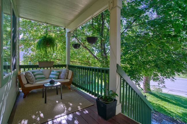 Building Photo - Spacious Home with Fenced Yard and Washer/Dryer