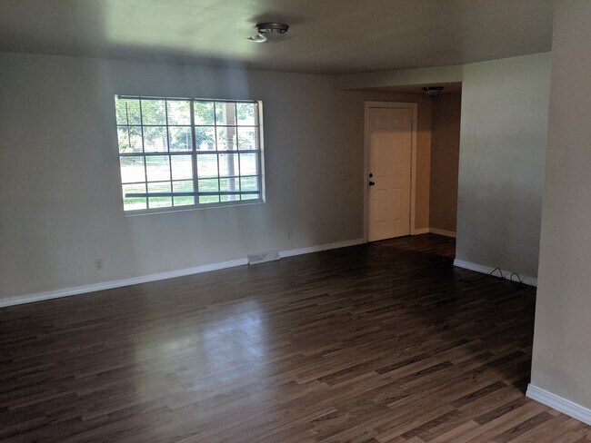 Building Photo - Spacious four Bedroom Home Available NOW