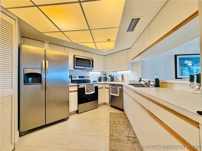 Foto del edificio - 8800 S Ocean Dr