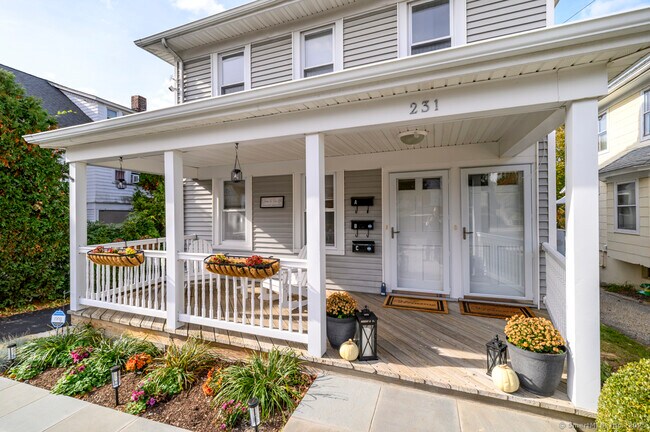 Foto del edificio - 231 Flax Hill Rd