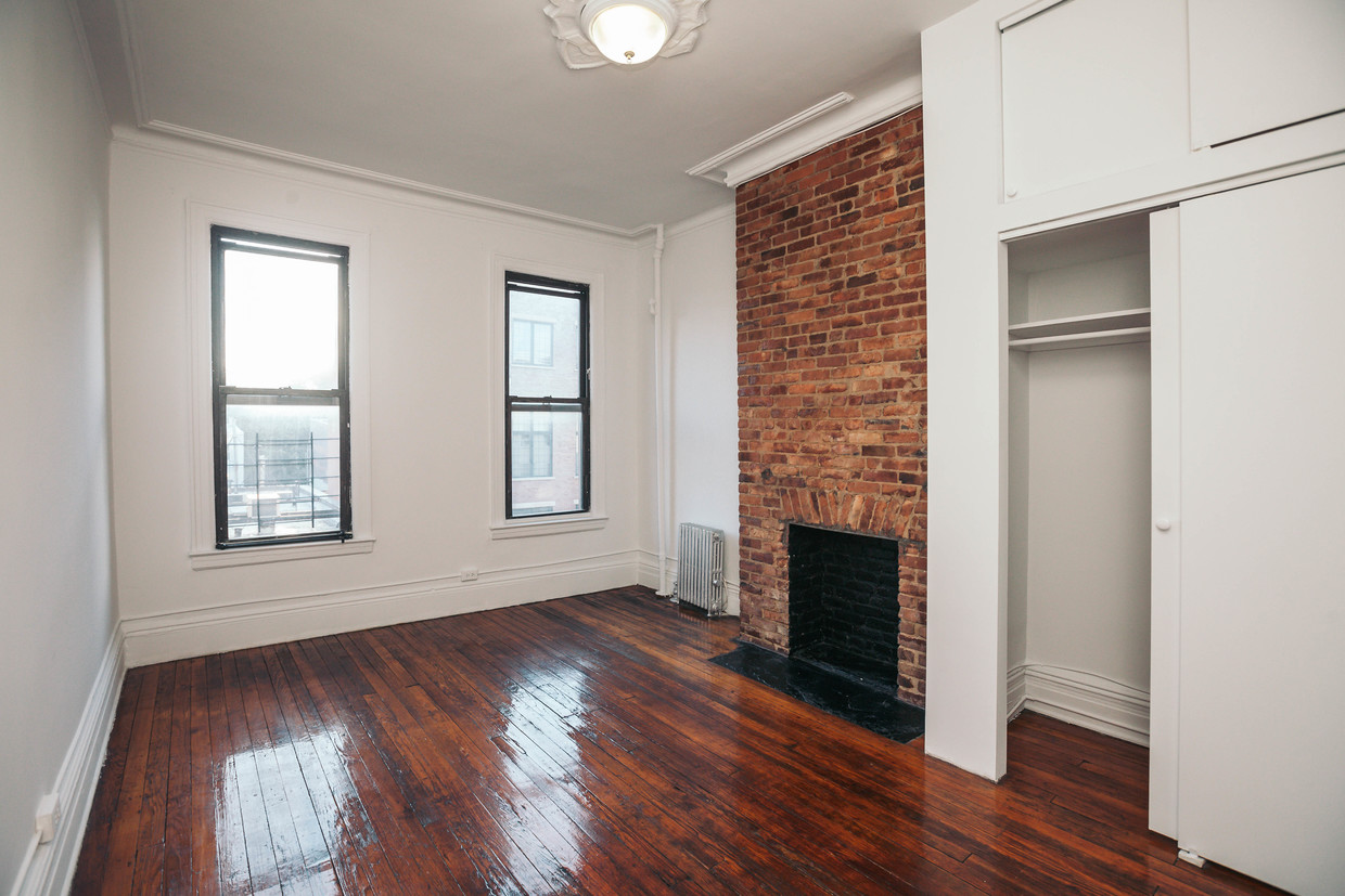 Primary Photo - 604 Manhattan Ave