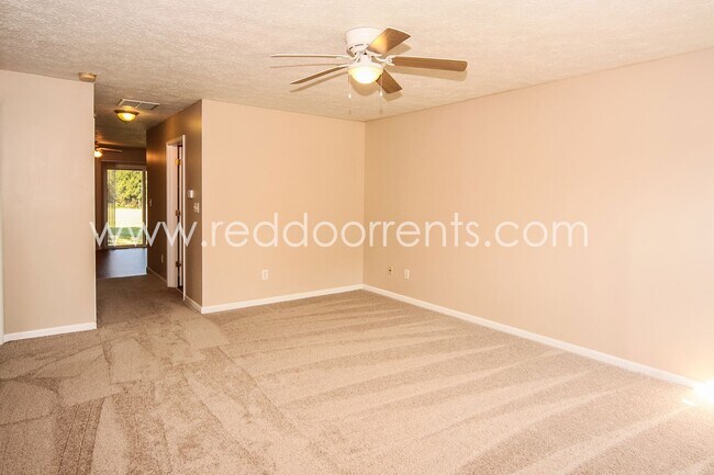 Foto del edificio - PENDING APPLICATIONS! Camby 2 BD, 1.5 Bath...