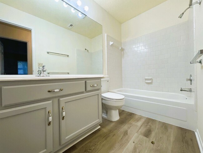 Foto del edificio - 107 S Village Knoll Cir