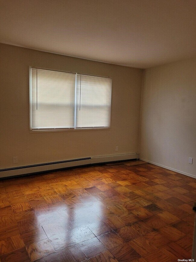 9 D Hemlock Dr Unit 33, North Bay Shore, NY 11706 Room for Rent in