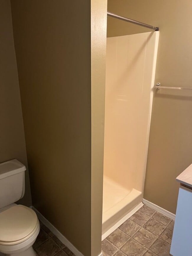 Building Photo - 3 bedroom, 2 bathroom duplex on Bloomingto...