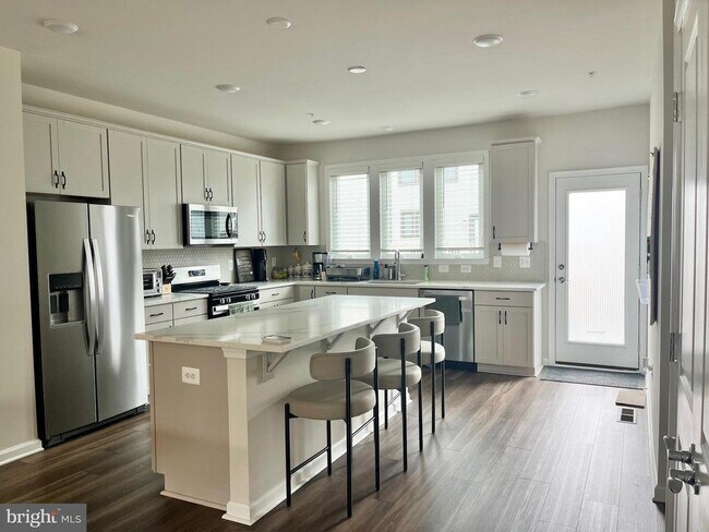 Building Photo - 236 Mainstream Dr