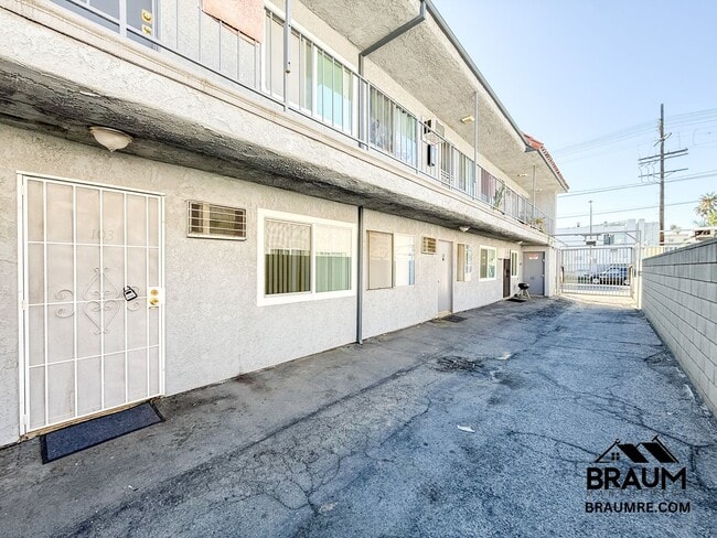 Foto del edificio - 6612 Sylmar Ave