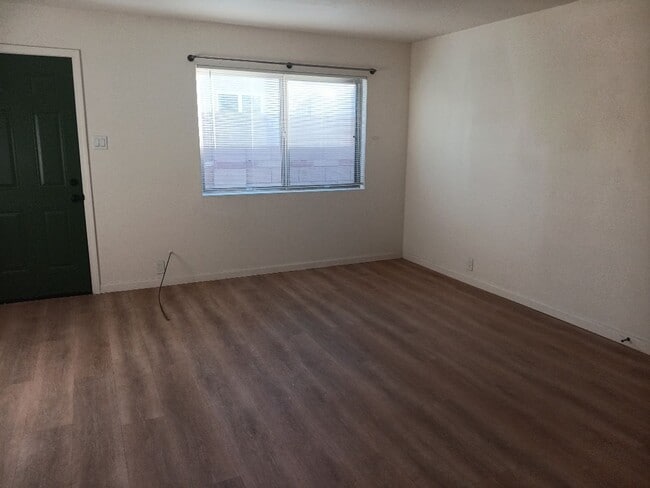 Building Photo - Charming 2-bedroom, 1-bathroom! Showings available soon!