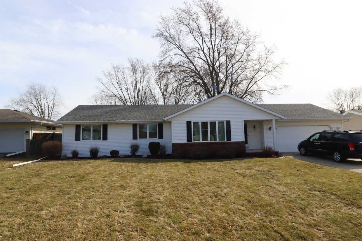 Foto principal - Large 3 Bedroom Home in Menasha