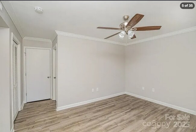 Foto del edificio - 7610 Woods Ln