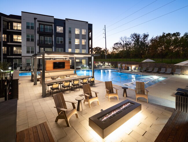 fogata junto a la piscina - The Hickory at Indian Lake Village