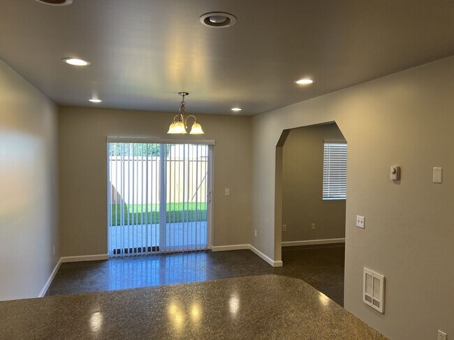 Foto del edificio - Charming 3-Bed Duplex with 2.5 Baths & 1600 Sq Ft - Prime Tacoma Location!