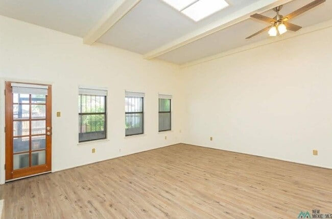 Foto del edificio - 1009 W Poe St