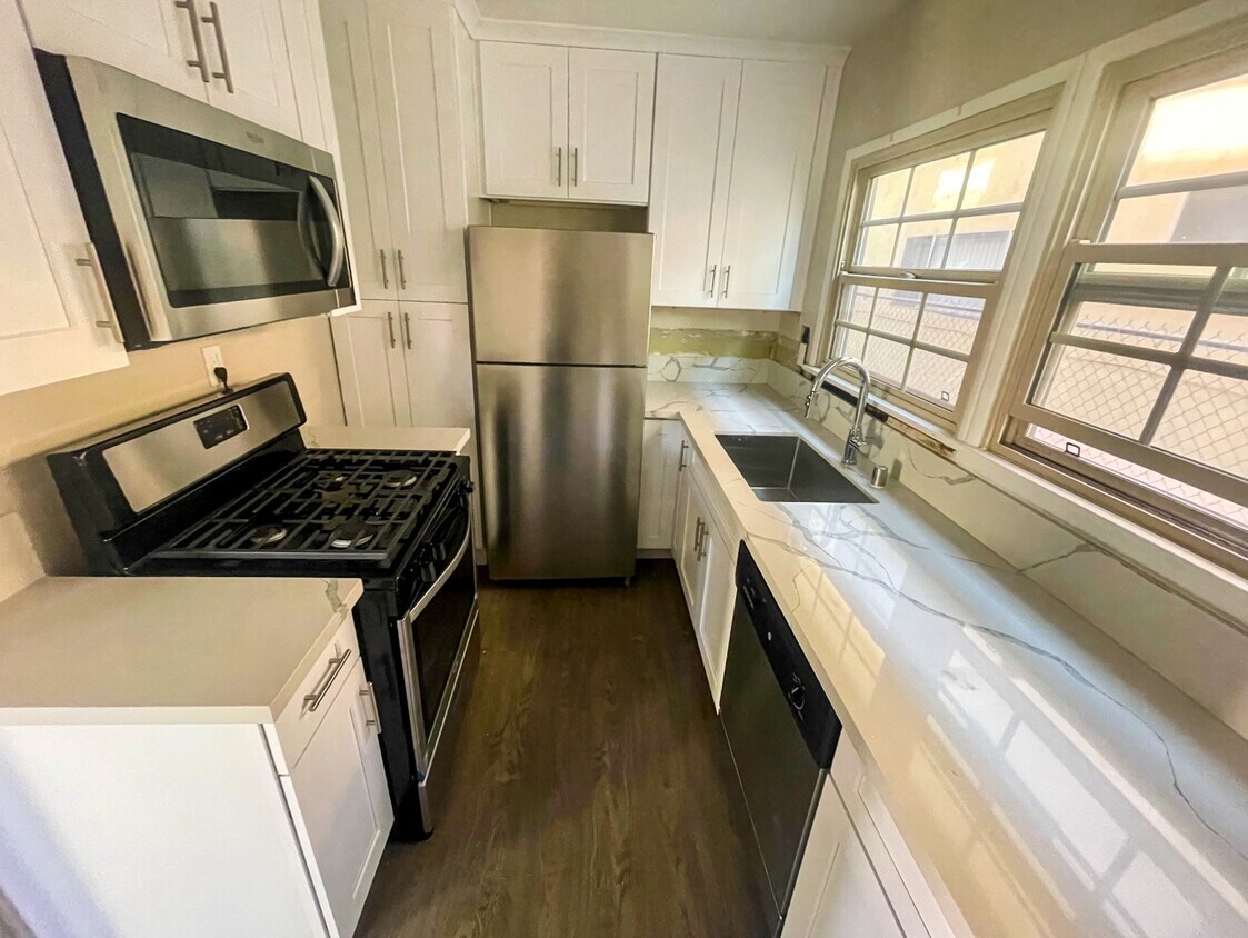Primary Photo - 13808 Moorpark St