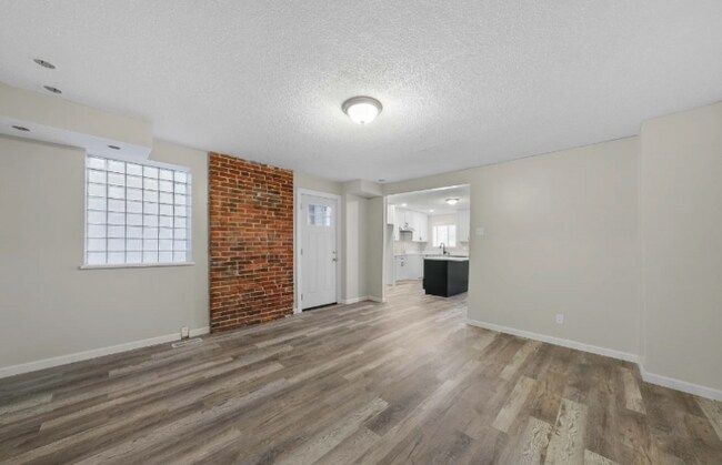 Building Photo - 3325 Itaska St