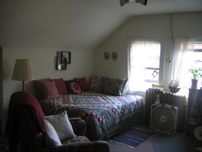 Living area - 982 Ivy Ave E