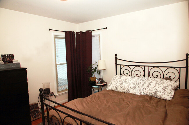 Bedroom - 1419 W Farnum Ave