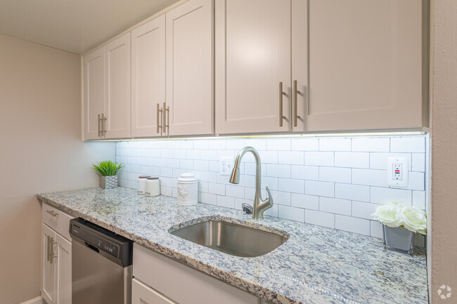 2 BR, 1 BA - 780SF - Kitchen - Hidden Creek Apartments