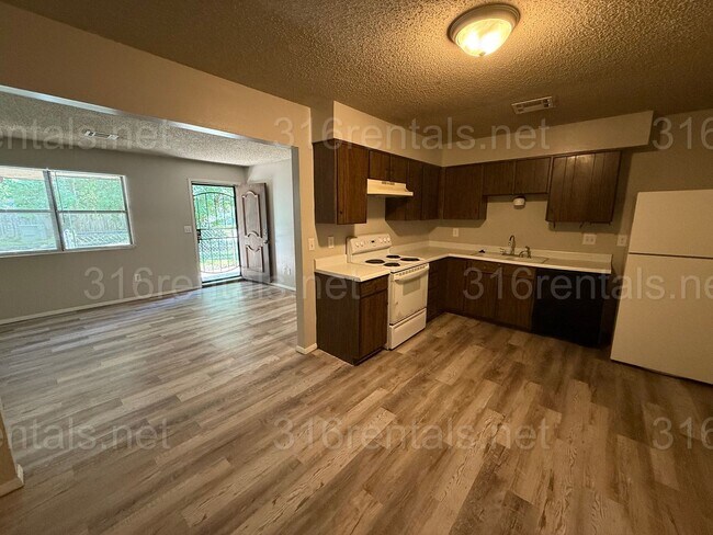 Foto del edificio - $865 - 2 bedroom/ 1 bathroom - Duplex