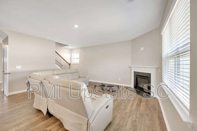 Foto del edificio - 207 Bridlewood Ln