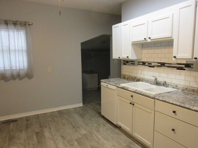 Foto del edificio - 301 N Main St