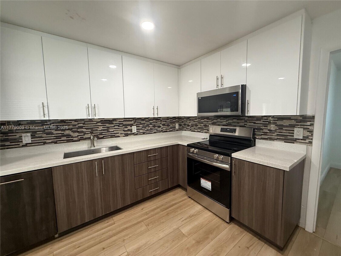 Foto principal - 1040 SW 30th Ave