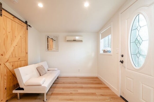 Building Photo - Cozy and Small 1 Bed 1 Bath unit for Rent ...