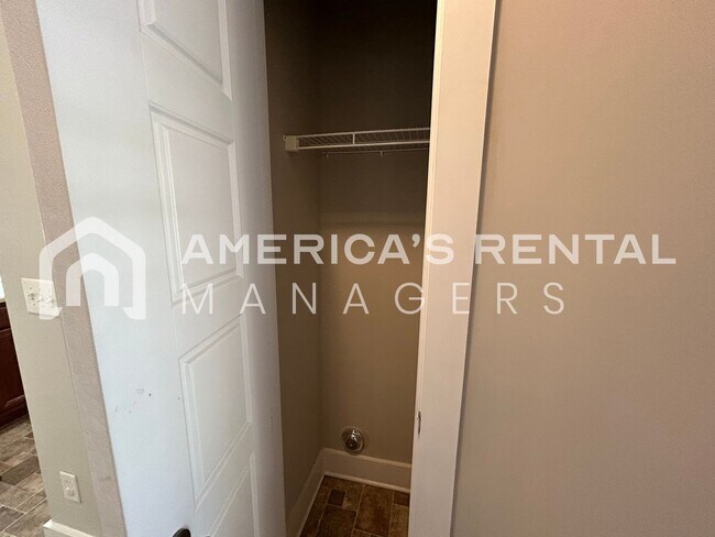 Building Photo - Town Home in Chelsea!!! Available to View ...