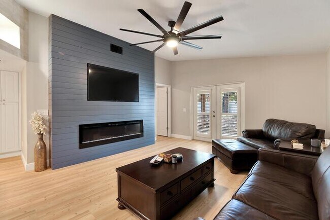 Building Photo - 6807 S Dauphin Ave