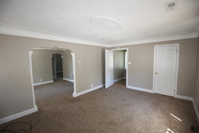 Building Photo - 13503 Mettetal St