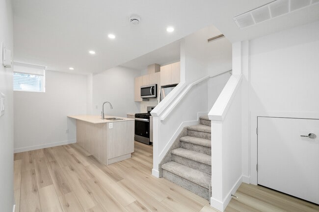 Building Photo - 8664-8677 77 St NW