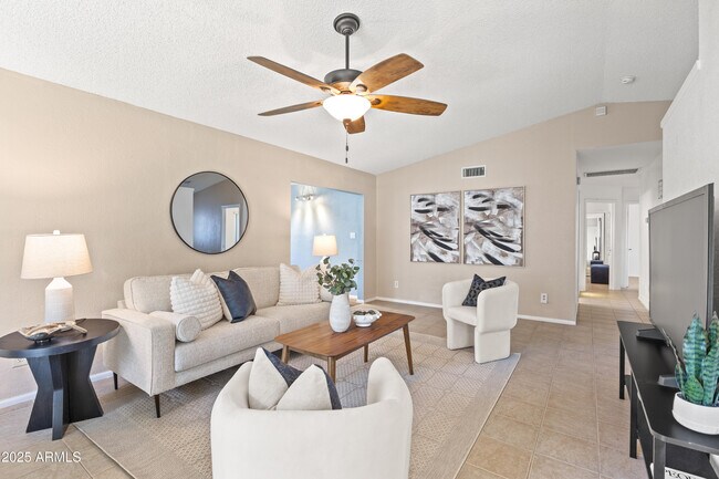 Foto del edificio - 6819 E Grandview Dr