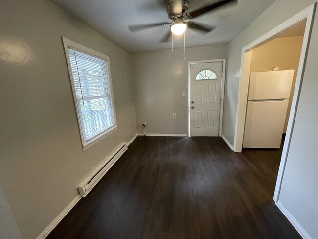 Building Photo - 3 bedroom 1 bathroom remodeled house avail...