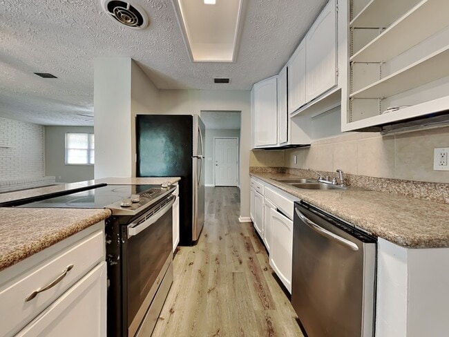 Building Photo - 7632 Hillside Dr