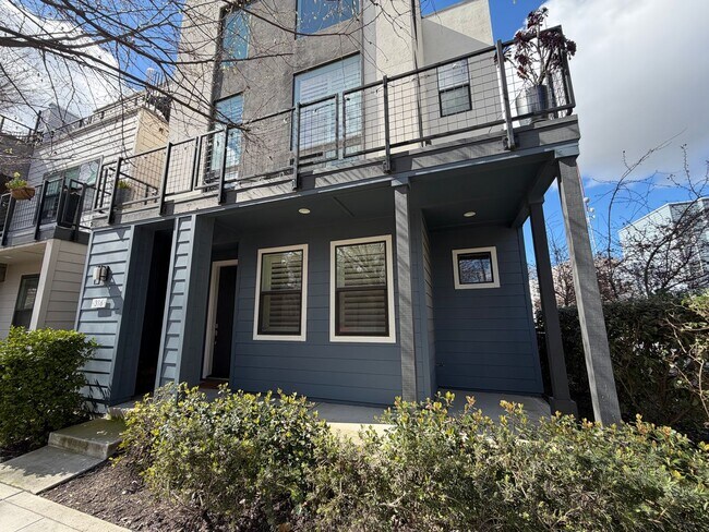 Building Photo - 2 Bedroom | 2.5 Bathroom | Modern Home in Downtown Sacramento