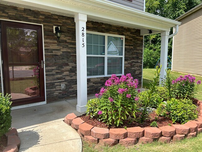 Foto del edificio - Beautiful 5 Bedroom Home in the Park Brook...