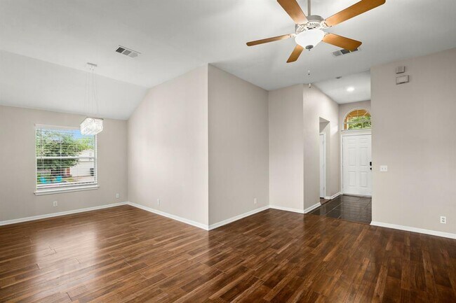 Foto del edificio - 14901 Nuttall Dr