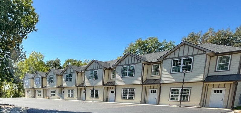 Primary Photo - 728 Forrest Park Dr