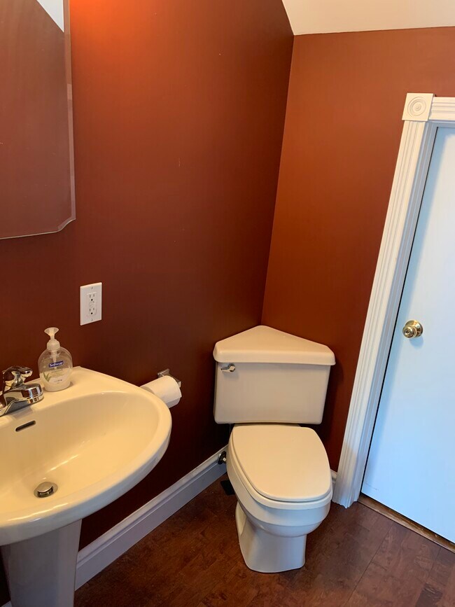 1/2 bath. - 519 Fairview Ave NE