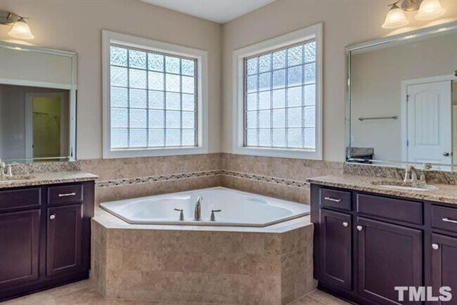 Foto del edificio - 726 Weavers Ridge Dr